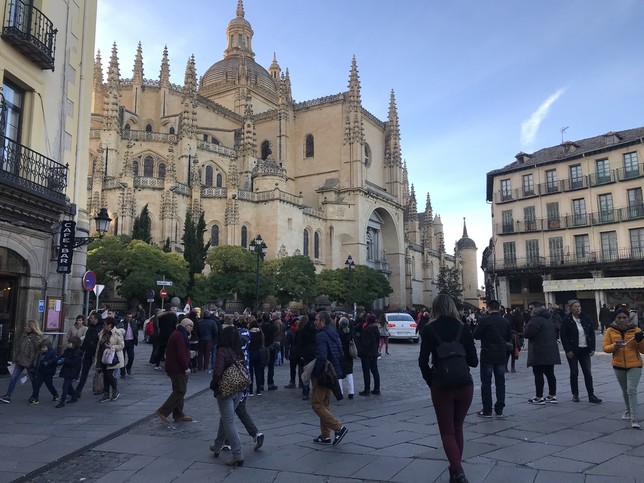 El turismo no defrauda en el puente en Segovia