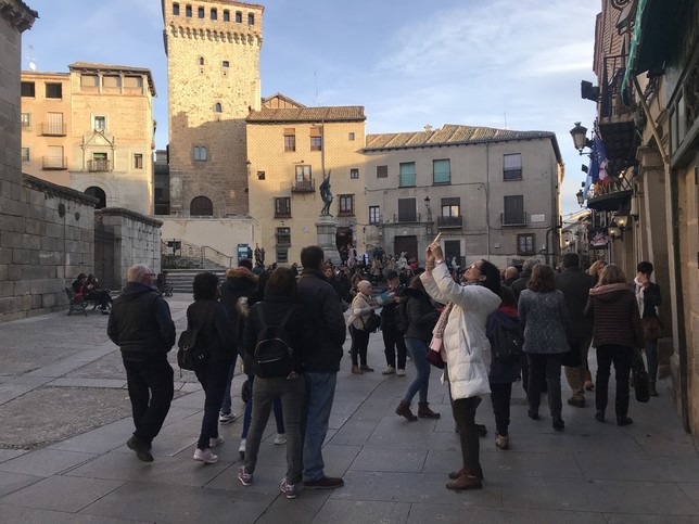 El turismo no defrauda en el puente en Segovia