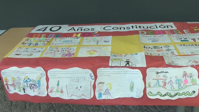 Algunos de los trabajos de los escolares sobre la Constitución