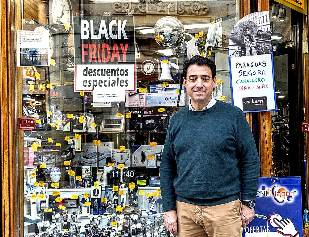 Carlos Arribas, junto al escaparate de su tienda 'Tecnojapón'.