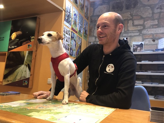 El perro Pipper reivindica espacios para mascotas en Segovia