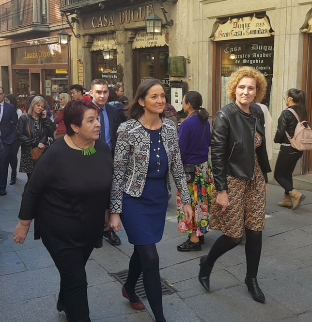 La ministra, de compras por Segovia