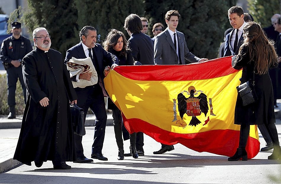 Luis Alfonso de Borbón Martínez-Bordiú (d) y Jaime Martínez Bordiú (i), con la bandera del régimen.