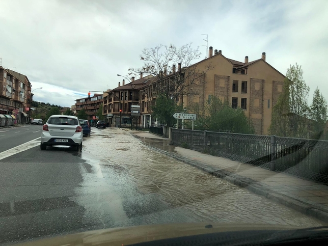 Un reventón de una tubería inunda parcialmente Vía Roma
