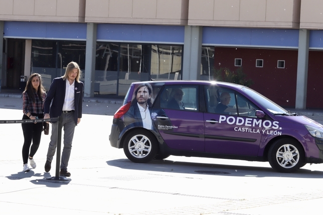 El candidato a la Presidencia de la Junta, Pablo Fernández, junto a su asesora de Prensa y el vehículo electoral a su llegada al debate televisivo.