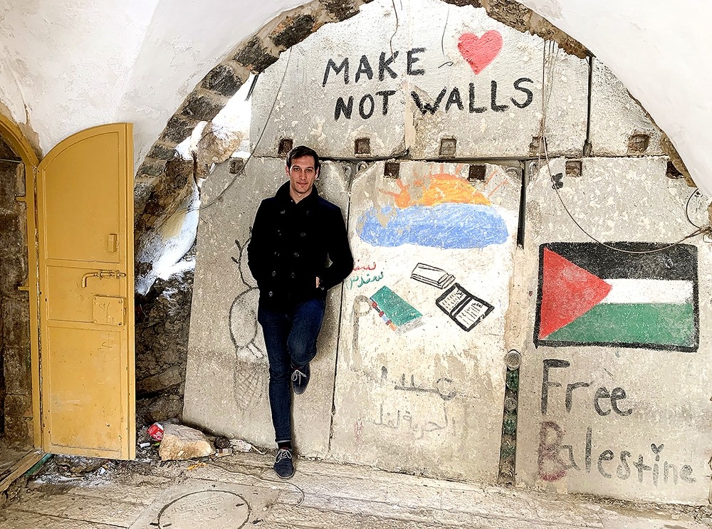 Fotogragía de recuerdo que se hizo junto a una de las barreras construidas por los israelíes para restringir el paso a los palestinos.