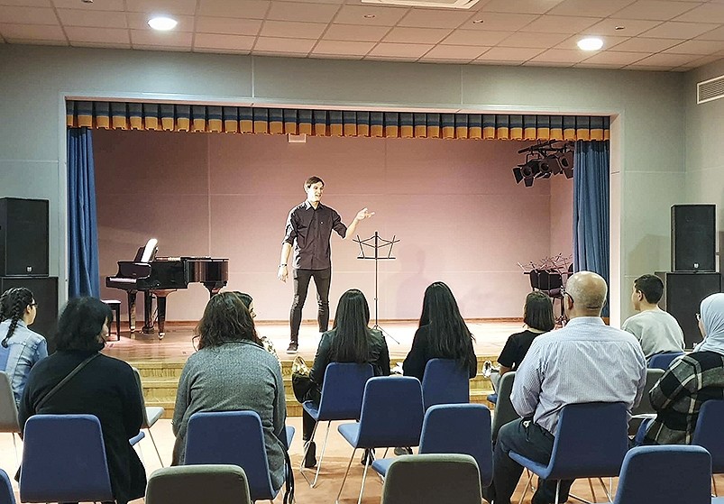 El músico y profesor valverdano se dirige a sus alumnos durante una de sus clases en el Conservatorio Edward Said.