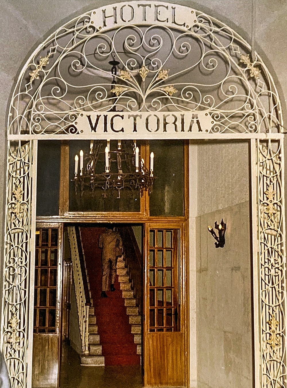 Foto antigua de la entrada al Hotel Victoria, cedida por Tomás Rascón Bravo.