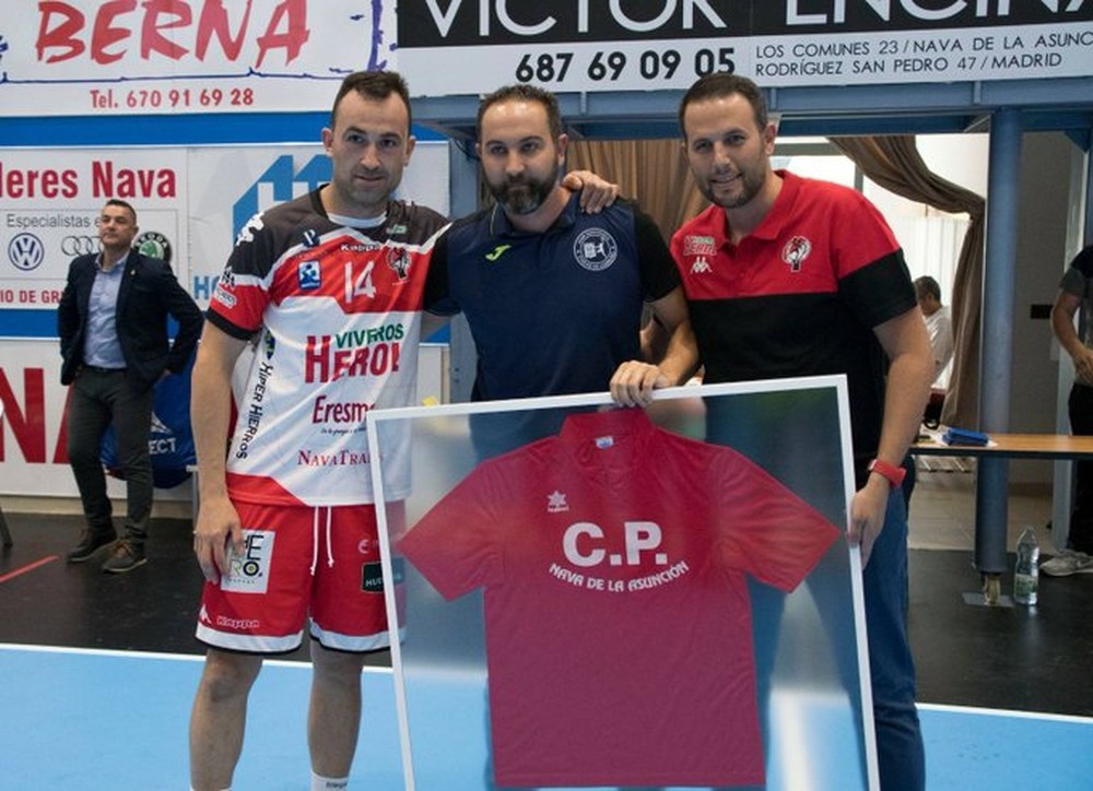 El entrenador del Balonmano Logroño, Miguel Ángel Velasco (centro), homenajeado antes del partido.