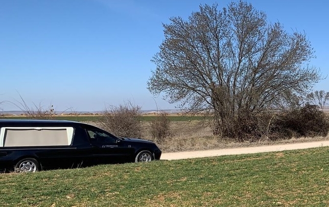Un vehículo de la funeraria abandona la zona del accidente 