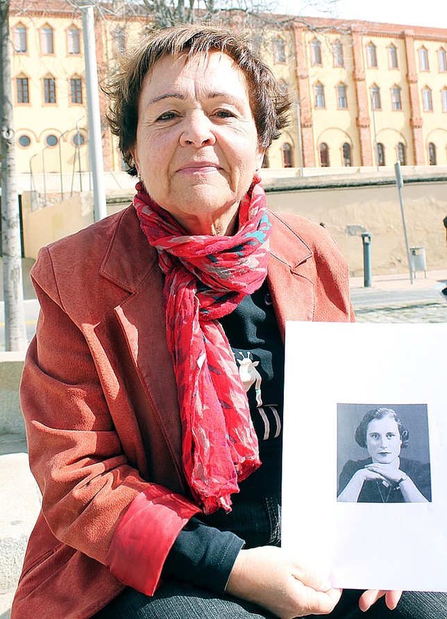 Alicia Misis sujeta una foto de su madre cuando era joven.