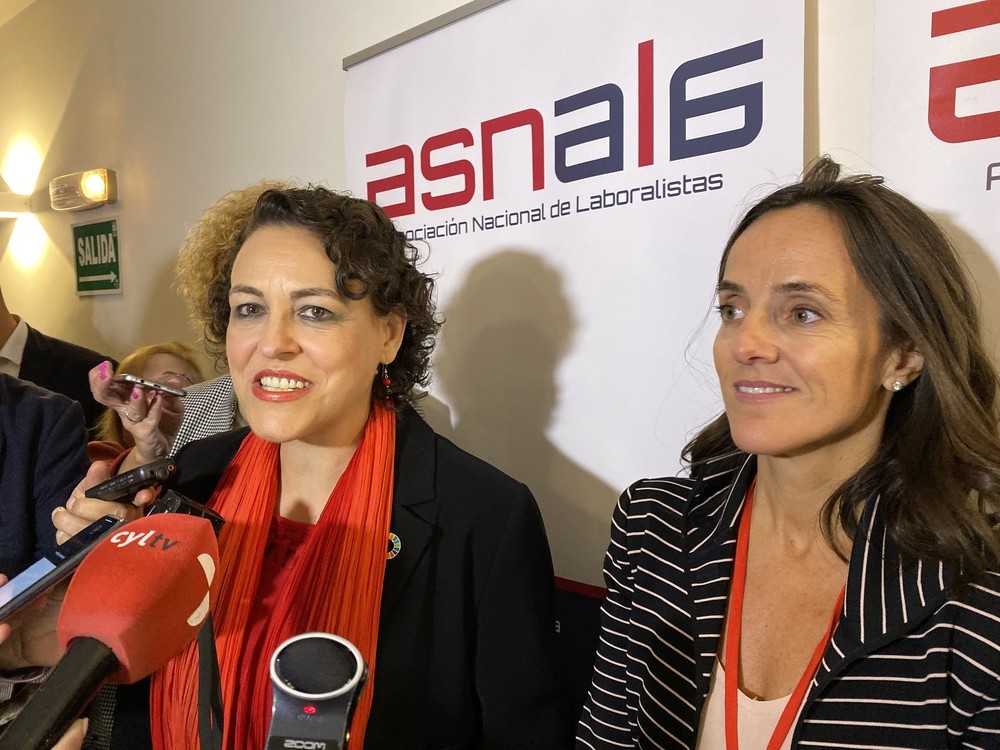 La ministra con la presidenta de la Asociación Nacional de Laboralistas, Ana Gómez 