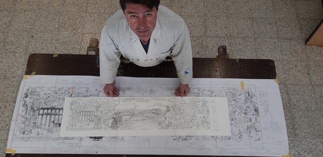López Saura junto a los bocetos que utilizó para la obra.