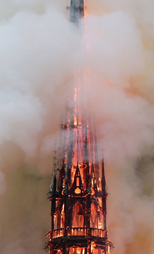 Un grave incendio devasta Notre Dame