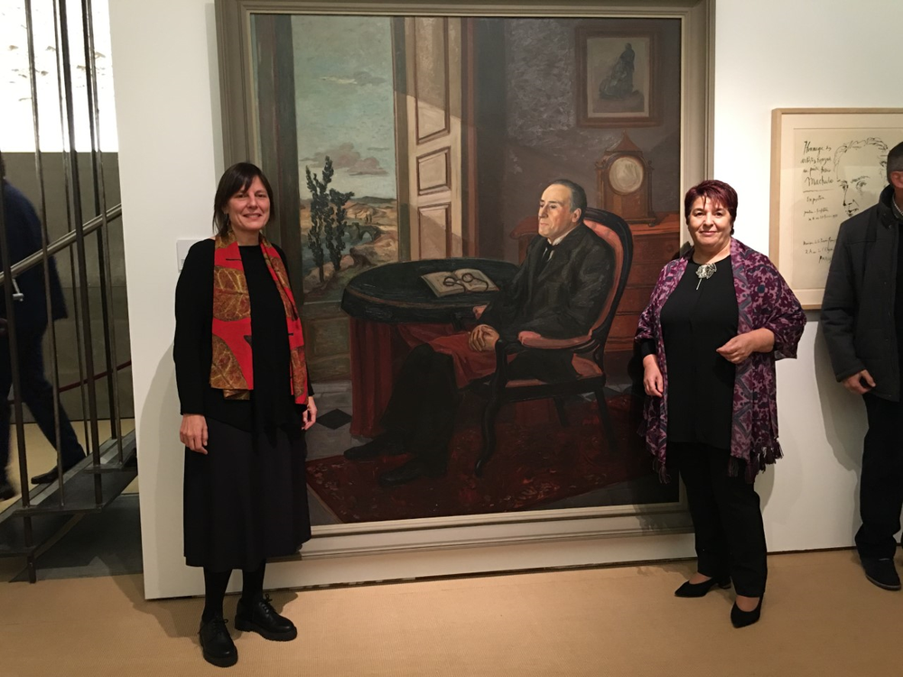 Luquero, a la derecha, posa junto al retrato de Machado con la concejala de Cultura Gina Aguiar, 