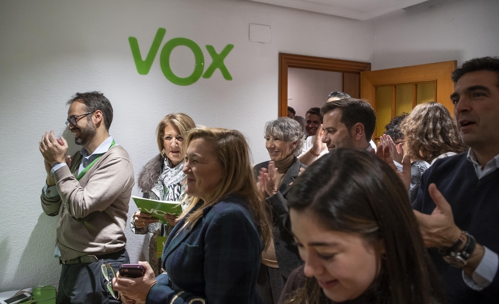 Alegría en la sede de Vox de Valladolid después de conocer los buenos resultados de su formación en Castilla y León.