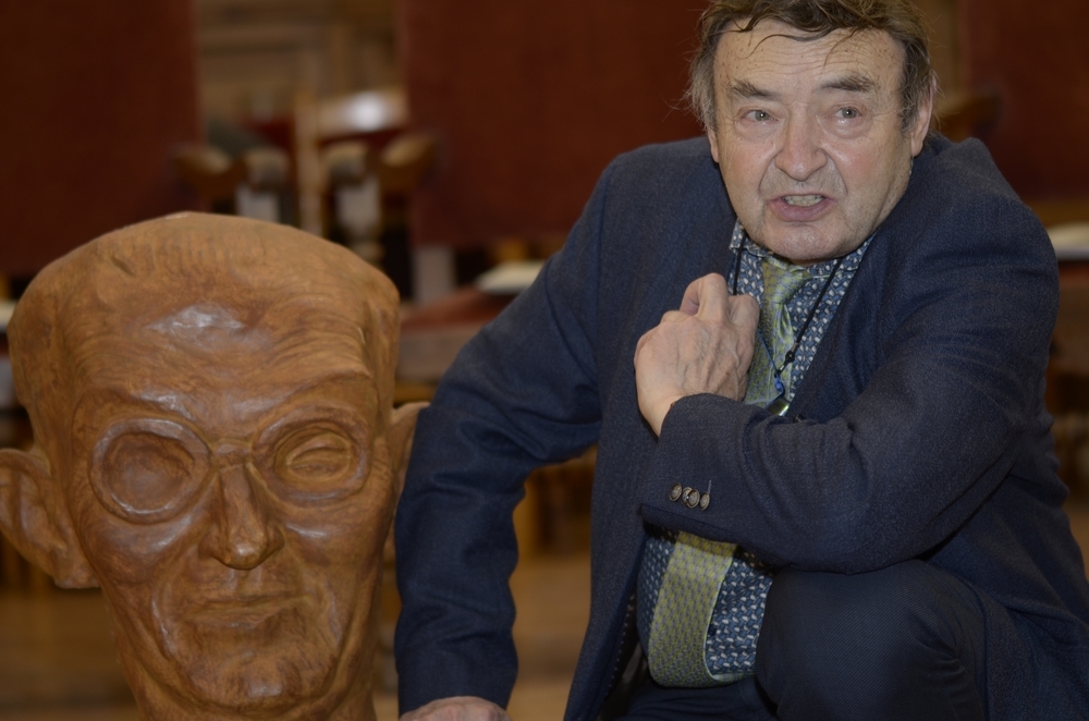 El artista Ángel Orensanz posa junto a un busto de Marazuela obra del escultor Moro 