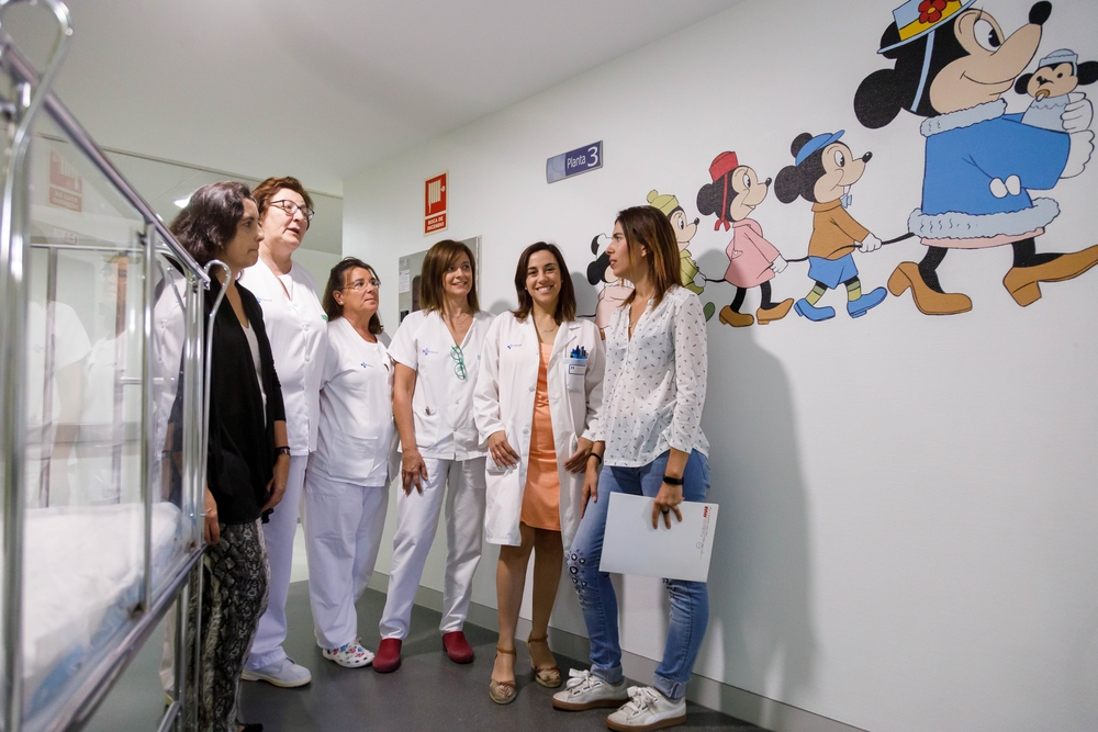 Programa de voluntariado de la Fundación ANAR en el Hospital General de Segovia. De izquierda a derecha, la subdirectora de Enfermería del Hospital General y coordinadora de los proyectos con asociaciones y ong’s, Laura Callejo;