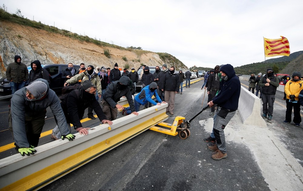 Tsunami Democràtic corta la AP-7 en la frontera con Francia 