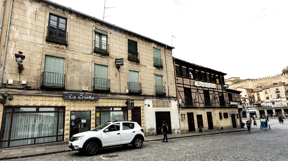 Imagen actual del Mesón de Cándido y el edificio que anexionará, el del antiguo restaurante La Criolla. 