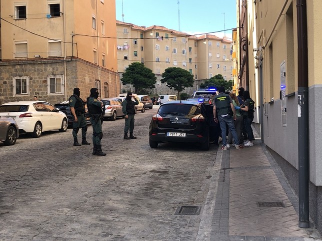 Momento de la detención de un hombre y una mujer en la calle Tomasa de la Iglesia.
