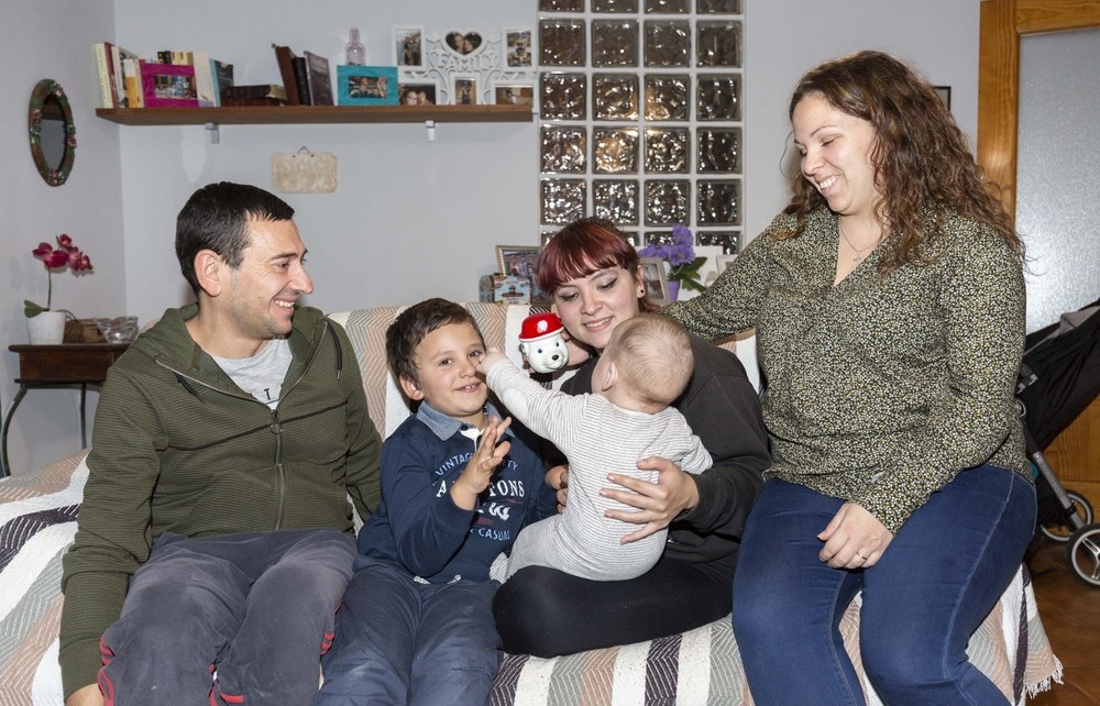Ruben y Mónica, junto a sus dos hijos biológicos y al bebé que tienen en acogida.