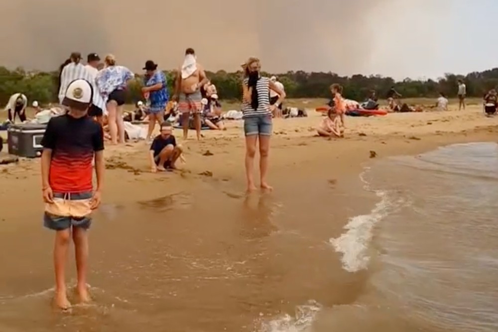 Los fuegos acorralan a miles de australianos en las playas