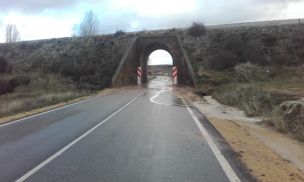 Cortada la carretera entre Grajera y Sequera por el agua