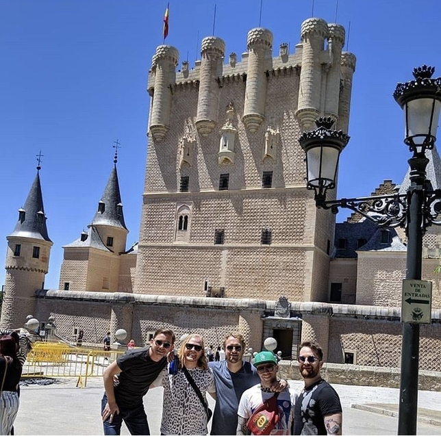 El grupo Imagine Dragons degusta cochinillo en Segovia