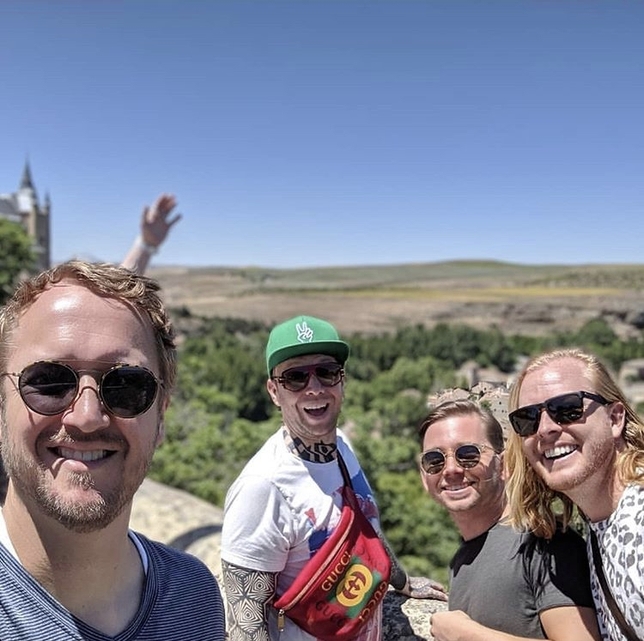 El grupo Imagine Dragons degusta cochinillo en Segovia