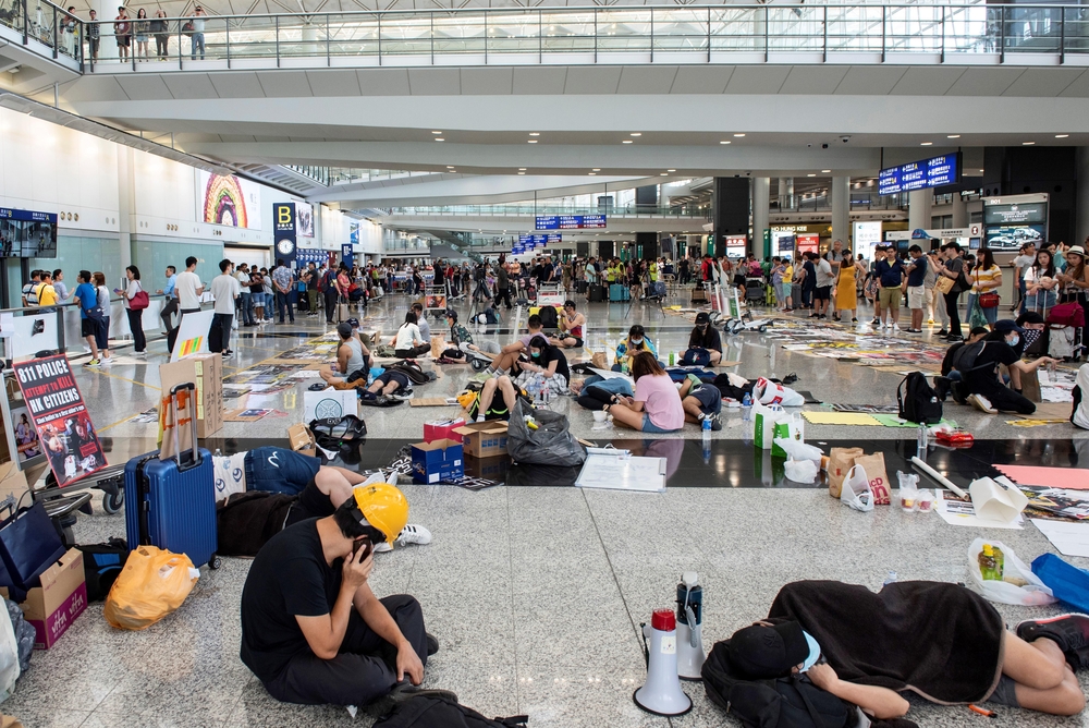 Flight operations resume at Hong Kong airport after chaotic anti-government protests  / MIGUEL CANDELA