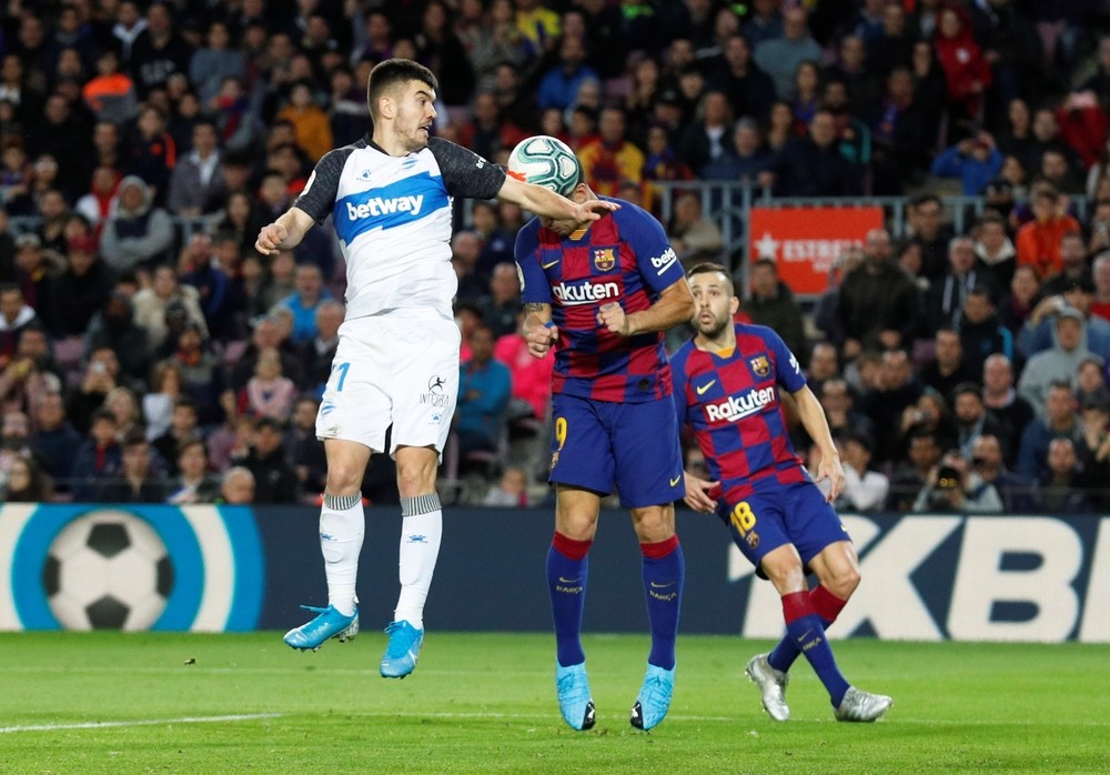 El Barça despide el año goleando a un valiente Alavés