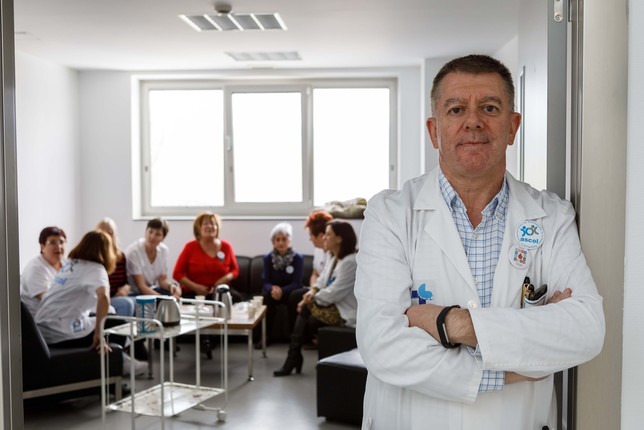 El jefe del servicio de hematología del Hospital General de Segovia, José Antonio Queizán asiste a uno de los cafés que realiza la asociación Ascol.