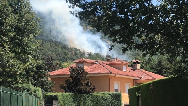 Un incendio amenaza la zona del 'Chorro' en La Granja