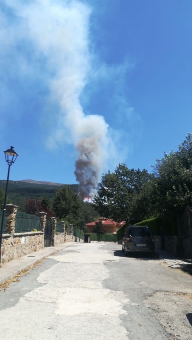 Un incendio amenaza la zona del 'Chorro' en La Granja