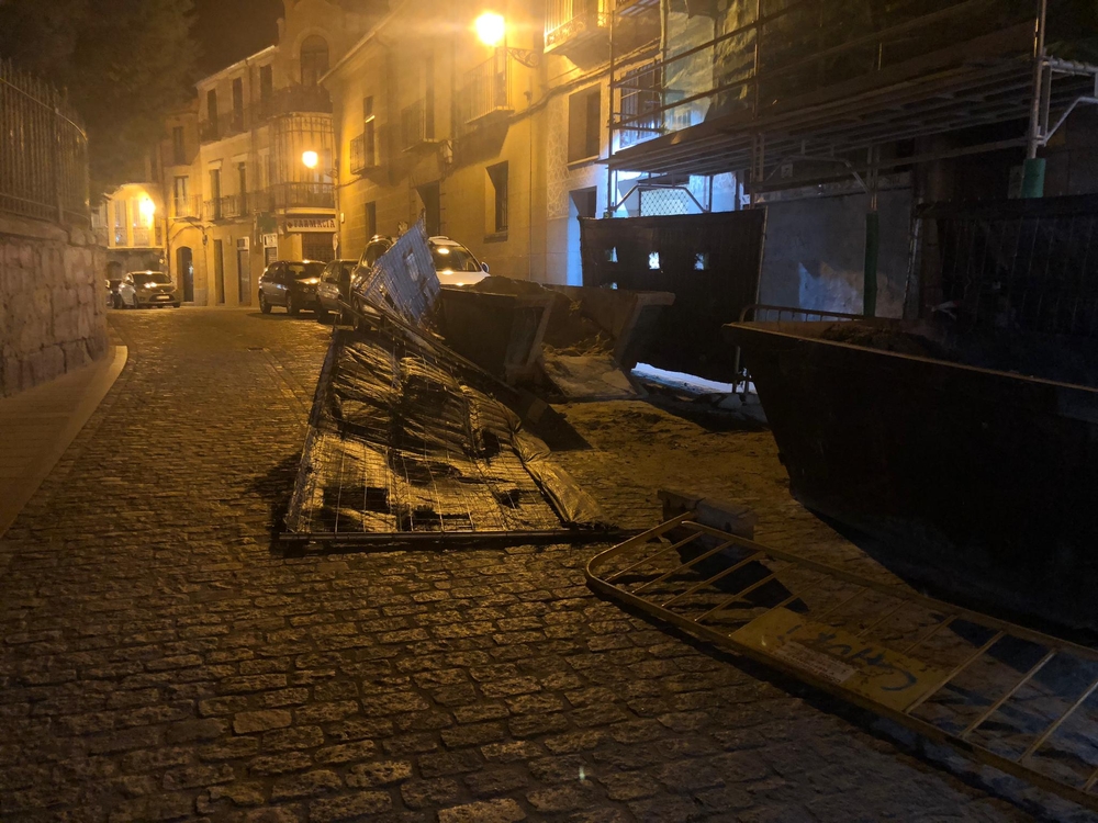Vallas de obra derribadas en la calle San Francisco.  / El Día de Segovia