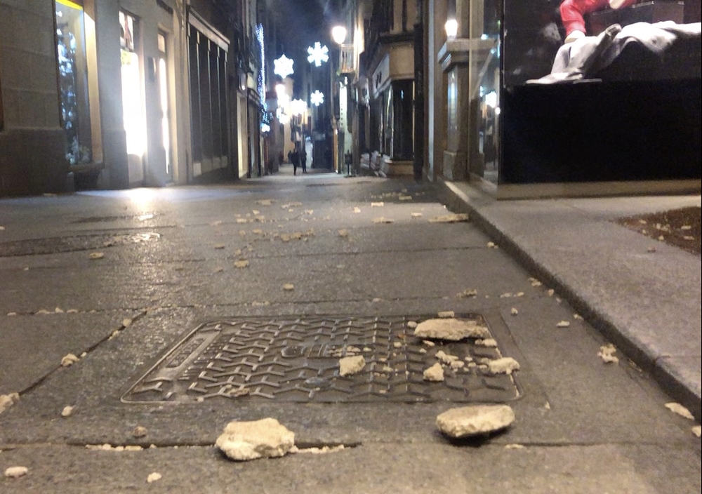 Trozos de fachada desprendidos en la Calle Real.  / El Día de Segovia