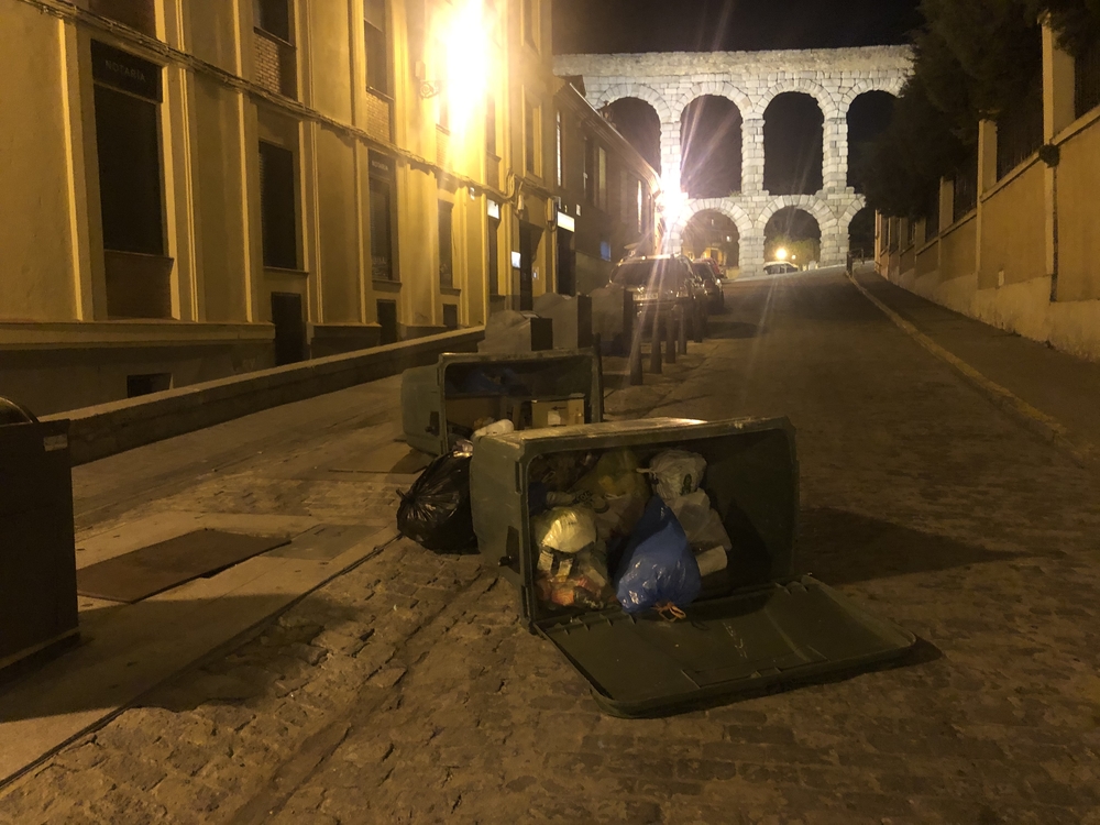 Contenedores por los suelos en la calle San Francisco.  / El Día de Segovia