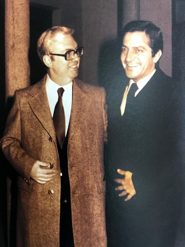 El profesor Julio Nieves, que después sería senador por UCD, junto con Suárez, en el acto de inauguración, en 1969. 