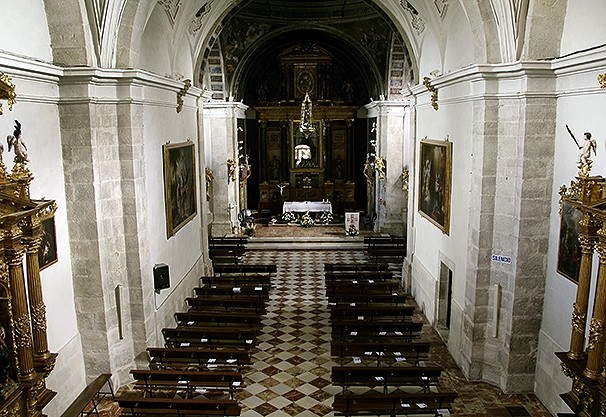 Planta de la iglesia con el altar al fondo.