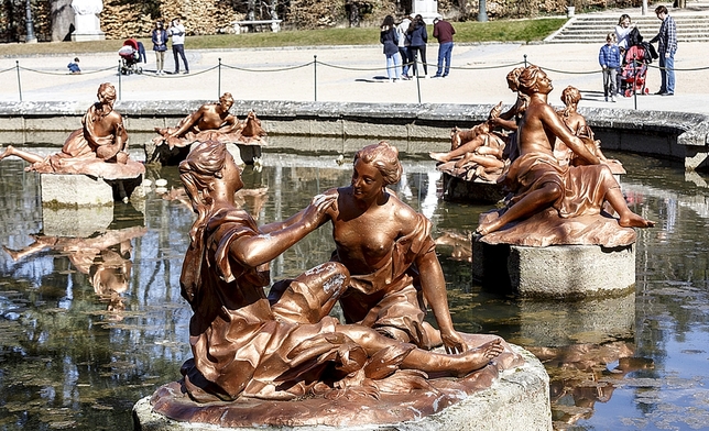 Algunas esculturas de la Fuente de los Baños de Diana también muestran cierto deterioro. 