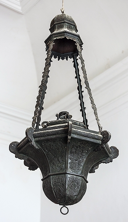 Lámpara de latón que también se encontraba en la capilla.