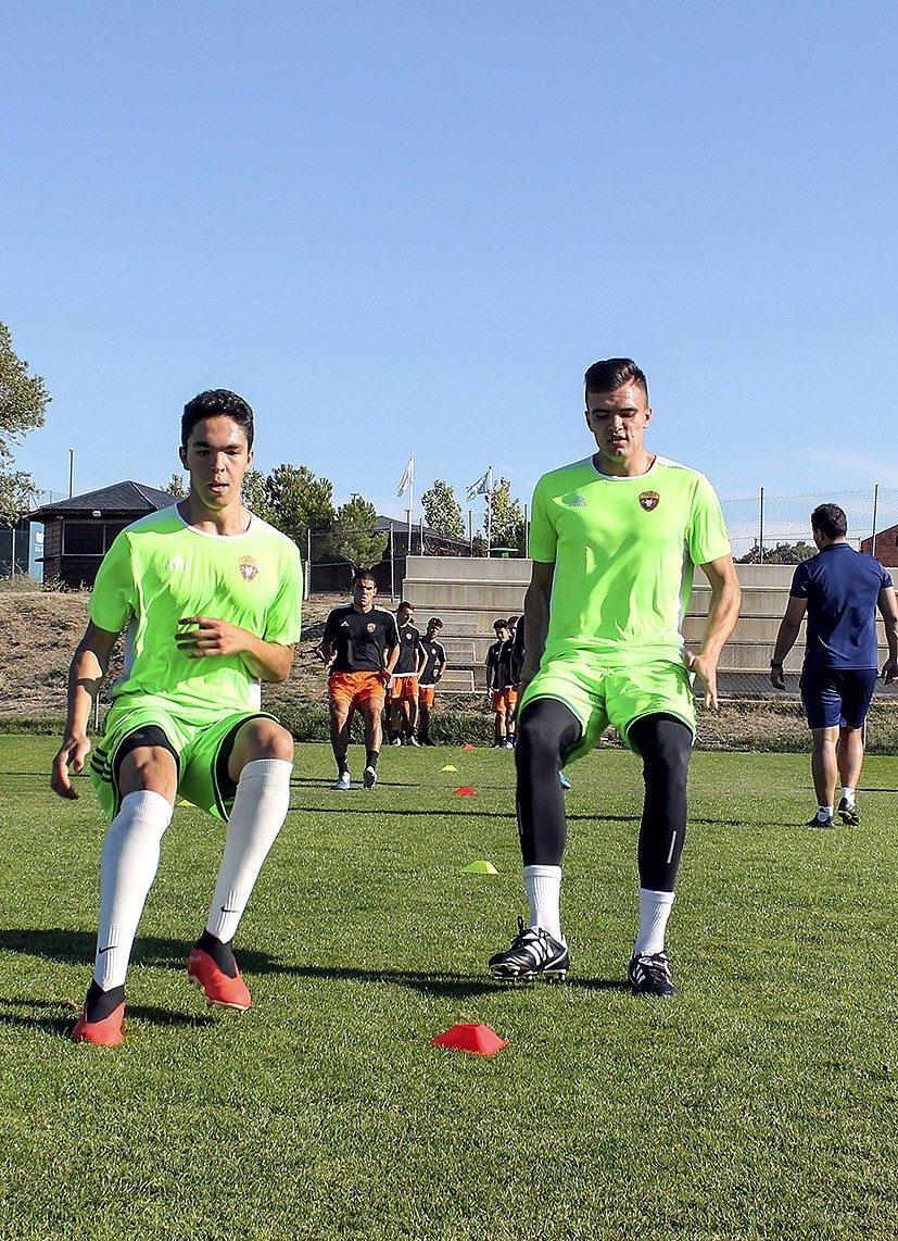 Los porteros del equipo, Gerardo Campana y Erik Santiago, realizan ejercicios de calentamiento.