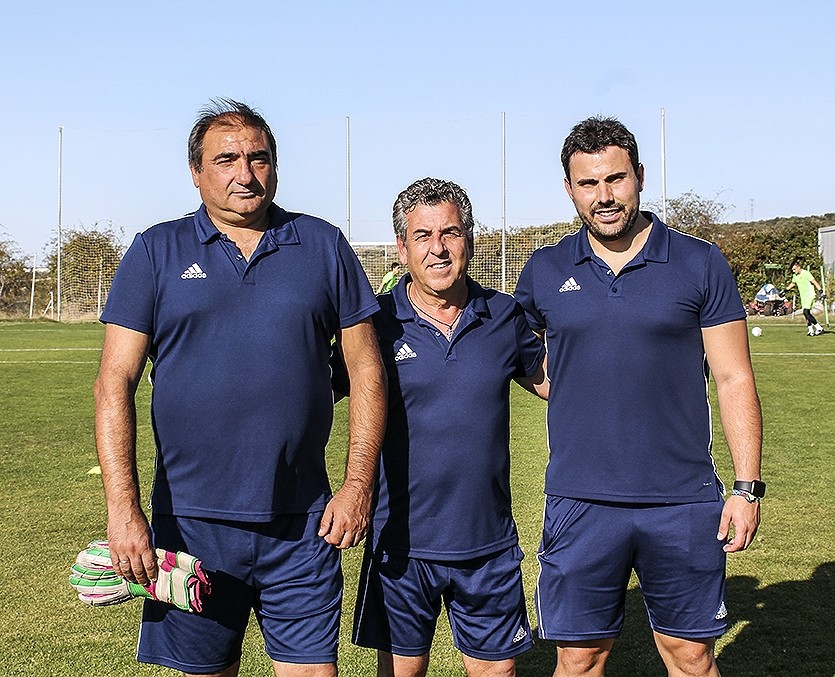 El entrenador, Pedro de la Nuez (centro), junto a su segundo, Luis García (derecha) y el preparador de porteros, Fermín Ayllón.
