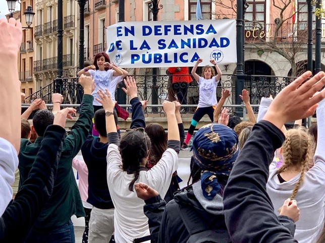 Zumba por la sanidad pública en la Plaza Mayor de Segovia