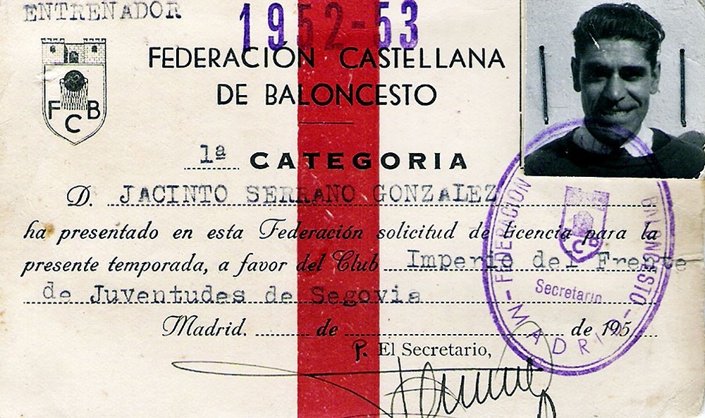 Ficha de Jacinto Serrano González, uno de los pioneros del baloncesto en Segovia.