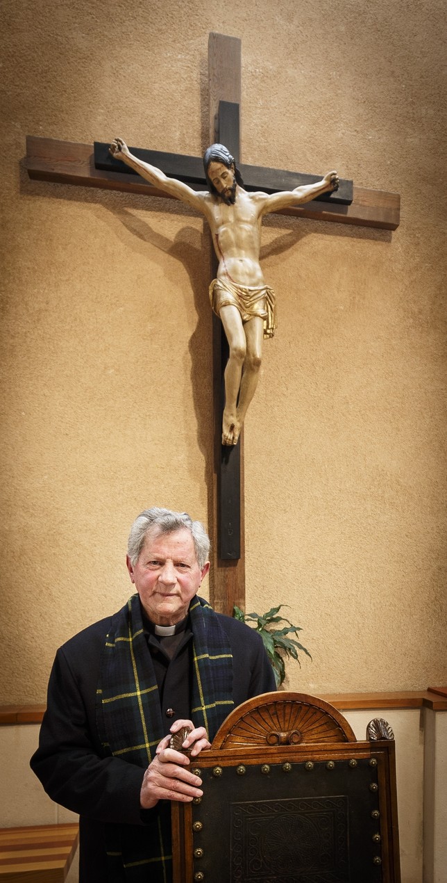 El sacerdote, junto al Cristo que preside la iglesia de San Frutos, recientemente restaurado.