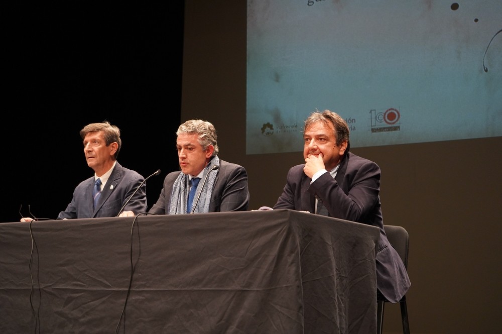 Desde la izquierda, Rafael Cantalejo, José María Bravo y Juan Manuel Moreno