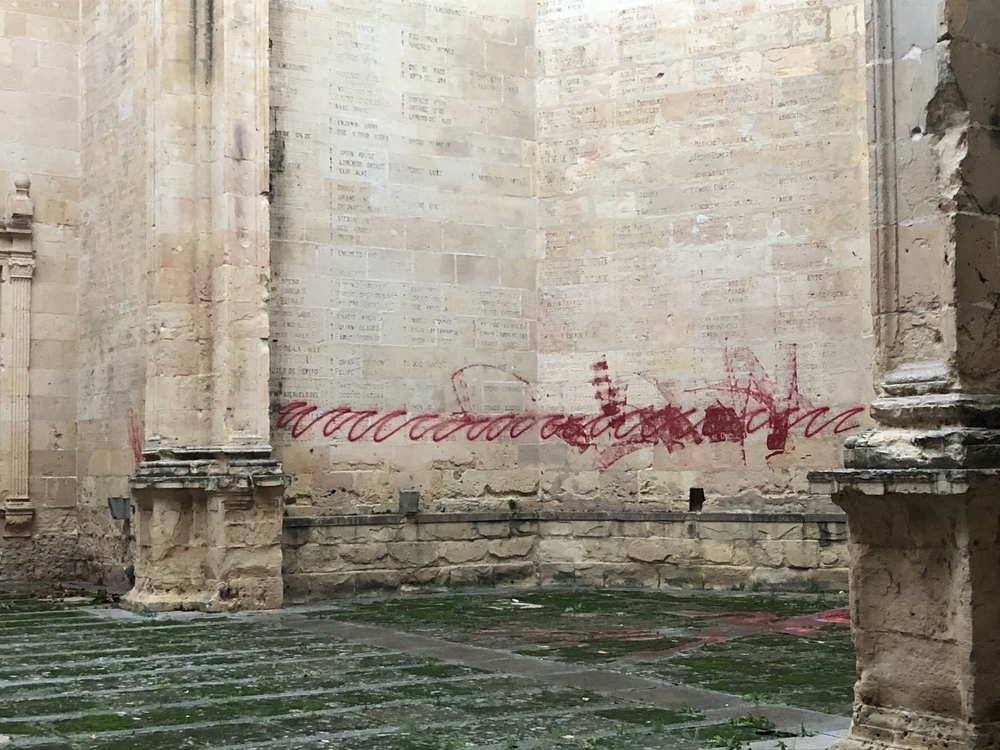 Llenan de pintadas antifranquistas las ruinas de San Agustín