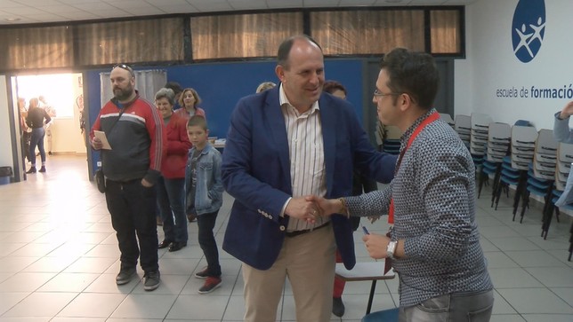 El candidato del PSOE durante su visita a un colegio electoral en la capital